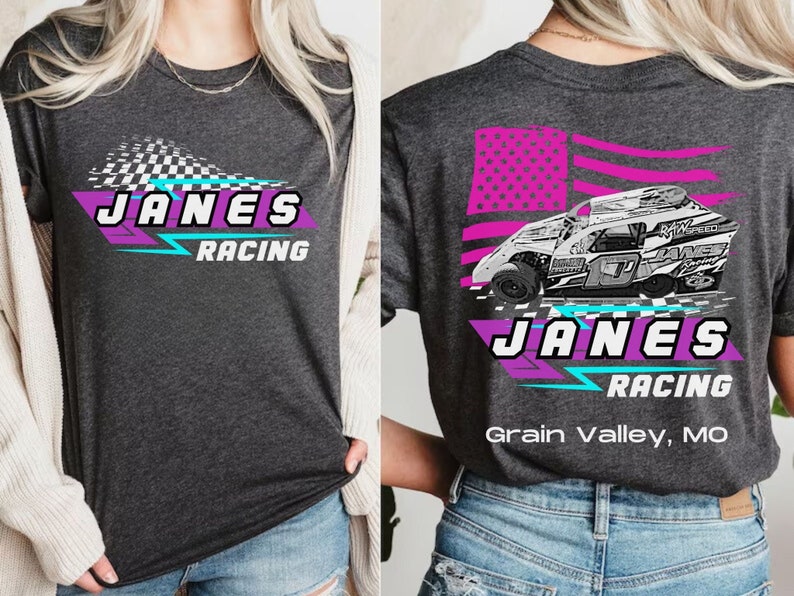 Peut inclure: Un t-shirt gris avec un motif blanc et rose repr&eacute;sentant une voiture de course, un drapeau &agrave; damier et le texte "Janes Racing". Le dos du t-shirt pr&eacute;sente un drapeau am&eacute;ricain rose et blanc, une voiture de course et le texte "Janes Racing Grain Valley, MO".