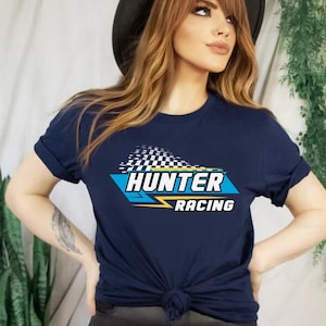 Peut inclure: Un t-shirt bleu marine avec un graphisme de course jaune et bleu qui dit "Hunter Racing".