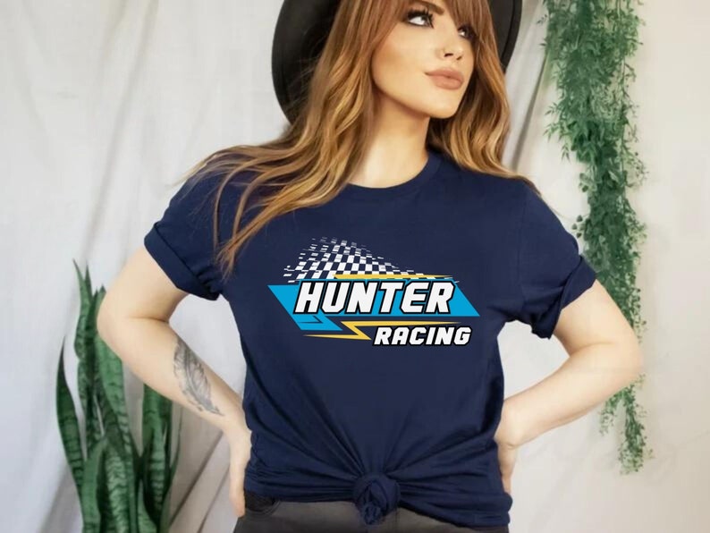 Peut inclure: Un t-shirt bleu marine avec un graphisme de course jaune et bleu qui dit "Hunter Racing".