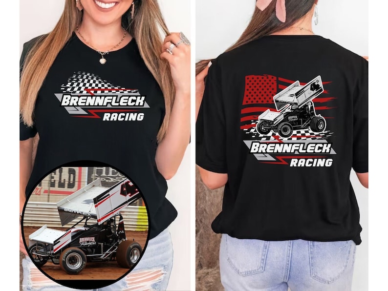 Peut inclure: T-shirt noir avec un motif de drapeau &agrave; damier blanc et rouge et le texte "Brennflec Racing" sur le devant. Le dos du t-shirt pr&eacute;sente une illustration en noir et blanc d'une voiture de course avec un drapeau am&eacute;ricain et le texte "Brennflec Racing".