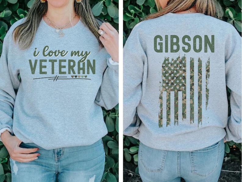 Pu&ograve; includere: Una felpa grigia con la scritta "i love my VETERAN" sul davanti e una bandiera americana mimetica con la scritta "GIBSON" sul retro.
