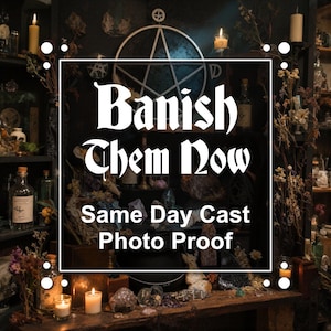 以下が含まれることがあります： 白い五芒星のシンボルと「Banish Them Now」、その下に「Same Day Cast Photo Proof」という文字が書かれた暗い背景のディスプレイ。木製の表面には、様々なガラス瓶、火のついたキャンドル、ドライフラワー、そして多種多様なクリスタルが配置されている。
