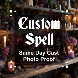 Könnte beinhalten: Ein Bild mit dem Text "Custom Spell" in einer dekorativen Schriftart, mit den Worten "Same Day Cast Photo Proof" darunter. Der Hintergrund zeigt Regale mit Kerzen, Blumen und Flaschen, die eine mystische Ästhetik erzeugen.