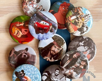 Peut inclure: Une collection de dix badges ronds épinglés représentant divers personnages et scènes Disney, dont Flash McQueen, Jack Sparrow, Hercule, Simba, Pumbaa, Rocket Raccoon, Mickey Mouse et Walt Disney, disposés sur une surface en bois clair.