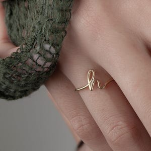 Anillo con inicial simple, anillo con letra, anillo de plata hecho a mano, anillo de oro, anillo con letra delicada personalizada, anillo con inicial C y J, anillo con letra K escrita a mano