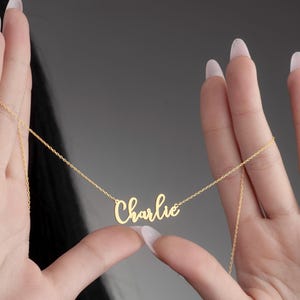 Collar con nombre personalizado hecho a mano, collar con placa de nombre dorada, collar con nombre pequeño, regalo personalizado para ella, regalos de dama de honor, regalo de Navidad para novia