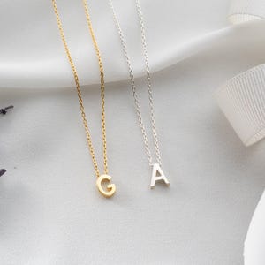3D Buchstaben Halskette Benutzerdefinierte kleine Anfangshalskette 3D Name Halskette Gold Geburtstagsgeschenk für sie Gold Chic Brief Anhänger Zierliche erste Halskette