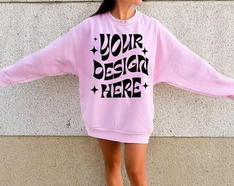 Gildan 18000 lichtroze sweatermodel, trendy oversized roze sweatshirtmodelmodel, roze mock-up met ronde hals