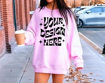Gildan 18000 lichtroze sweatermodel, trendy oversized roze sweatshirtmodelmodel, roze mock-up met ronde hals