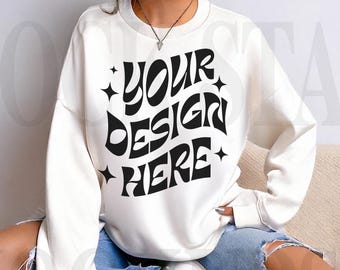 Mockup de moletom branco Gildan 18000 | Mockup de gola redonda branca G180 | Mockup de modelo de estúdio | Suéter boho oversized com estética moderna