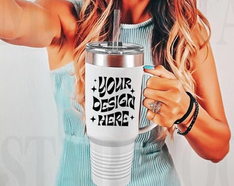 Witte 40oz geïsoleerde polar camel geïsoleerde reismok-mockup - Witte printify-beker mockup - sublimatiebeker lifestyle-model mockup