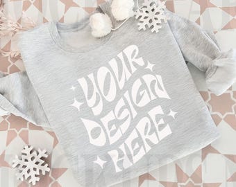 Gildan 18000 Ash winter mockup, kerst 18000 platliggend mockup, mock-up ronde hals essen, mockup vakantiesweater, Ash Gildan-trui Xmas