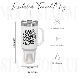 Könnte beinhalten: Weiße isolierte Reise-Tasse mit schwarzem Griff und schwarzem Design mit der Aufschrift "YOUR DESIGN HERE". Die Tasse ist 9,8 Zoll hoch, 4 Zoll breit und 5,8 Zoll im Durchmesser. Sie ist aus Edelstahl gefertigt und wird mit einem Strohhalm geliefert. Die Tasse fasst 40 Unzen.
