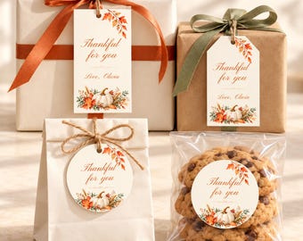Puede incluir: Dos cajas de regalo con cintas naranja y verde oliva, una bolsa de papel y una bolsa de galletas transparente, con etiquetas rectangulares o redondas con el texto Thankful for you, Love, Olivia e ilustraciones de calabazas y hojas otoñales.