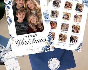 Puede incluir: Un juego de tarjetas navideñas con una foto familiar, un collage de resumen anual con doce fotos mensuales, una etiqueta de regalo y un sobre azul oscuro con una pegatina redonda, decorado con motivos florales azules, estrellas y texto.