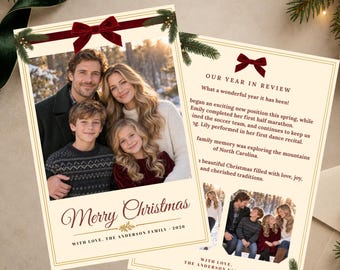 Puede incluir: Una plantilla de tarjeta de Navidad con una foto familiar, un lazo de terciopelo rojo oscuro y ramas de pino. El texto dice Merry Christmas, Our Year in Review y With Love, The Anderson Family 2026 sobre un fondo de color crema.