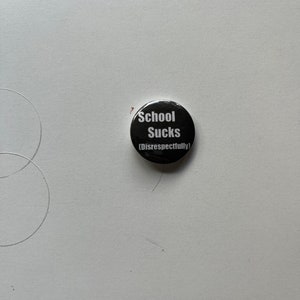 Schule Sucks Pin