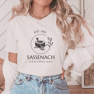 Sassenach Apotheker Shirt, Outlander Shirt, Outlander Geschenke, Sassenach, Bücherwurm Shirt, Geschenke für Leser, Claire Fraser, Jaimie Fraser
