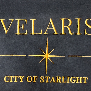 Geelgouden geborduurd Velaris-sweater, officiële SJM-merchandise, A Court of Thorns and Roses-sweater, City of Starlight, leesgrage geschenken,