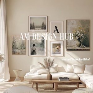 Puede incluir: Un diseño de interior de sala de estar con un sofá blanco, una mesa de café de madera y una galería de pared con cinco impresiones enmarcadas. Las impresiones incluyen una escena de bosque nevado, una mujer con un vestido, una naturaleza muerta y un arreglo floral. El texto "AM DESIGN HUB" se muestra en la pared.