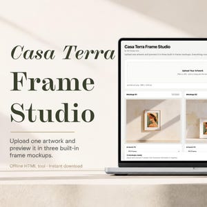 Peut inclure: Un écran d'ordinateur portable affichant l'interface de Casa Terra Frame Studio, un outil HTML hors ligne pour prévisualiser des œuvres d'art dans trois maquettes de cadres intégrées. Le logiciel propose une zone de téléchargement d'images.