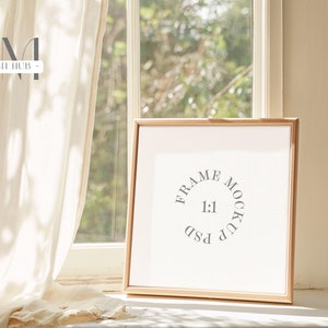 Quadratischer Rahmen Mockup, Minimalistisches Poster Display Neben Fenster, Sonnendurchflutetes Sommer Wand Kunst Mockup, Ästhetischer Rahmen für quadratischen Digitaldruck