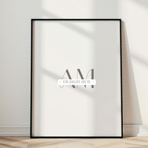 Maquette avec gros plan, rapport de largeur 3:4, cadre fin noir, cadre vertical s'appuyant sur un mur blanc, maquette d'affiche 12 x 16, cadre simple sur parquet