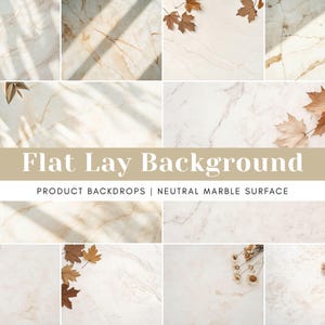 Puede incluir: Una colección de fondos de productos con superficie de mármol neutro. La imagen presenta una variedad de fondos planos con elementos naturales como hojas y flores. El texto "Flat Lay Background" se muestra de forma destacada.