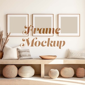 Puede incluir: Tres marcos de fotos de madera marrón con paspartús blancos y obras de arte beige cuelgan de una pared blanca sobre un banco de madera marrón claro. El banco tiene dos estantes y está decorado con cestas tejidas y almohadas.