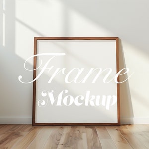 Może przedstawiać: Makieta ramki do obrazu z brązowego drewna z białym tłem i tekstem "Frame Mockup" w kolorze białym.