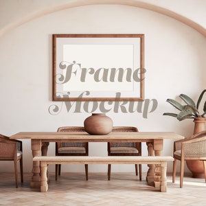 Op de afbeelding: Een houten eettafel met vier stoelen en een bank, een groot ingelijst schilderij aan de muur, een plant in een pot en een bruine keramische vaas op de tafel.