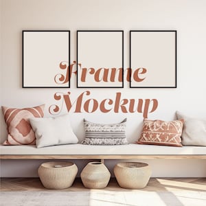 Peut inclure: Trois cadres photo noirs avec des passe-partout blancs sont accrochés à un mur blanc au-dessus d'un banc en bois avec des coussins. Le banc a trois paniers tissés devant lui. Le texte "Frame Mockup" est écrit en lettres cursives brunes sur le mur.