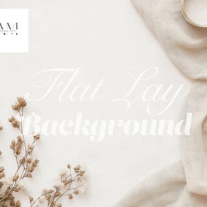Pode incluir: Um fundo de layout plano com uma paleta de cores neutras. A imagem apresenta um tecido de linho bege, flores secas e uma pequena tigela de cerâmica. O texto "Flat Lay Background" é exibido em uma fonte delicada. O logotipo AM Design Hub está no canto superior esquerdo.