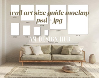 Puede incluir: Una maqueta de una sala de estar con un sofá y una alfombra. La pared está decorada con ocho marcos blancos de diferentes tamaños, cada uno con las dimensiones indicadas en texto negro. El texto "wall art size guide mockup psd + jpg" está escrito en texto marrón sobre los marcos. El texto "AM DESIGN HUB" está escrito en texto negro debajo de los marcos. El texto "74 inches wide" está escrito en texto negro debajo del texto "AM DESIGN HUB".