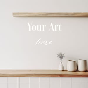 以下が含まれることがあります： 白い壁に木製の棚があり、壁には「Your Art here」という文字が書かれており、木製のカウンタートップには白い陶器の花瓶が2つあり、ドライフラワーが飾られています。