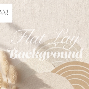 Peut inclure: Un fond plat beige avec le texte "Flat Lay Background" en écriture cursive. L'arrière-plan présente une surface texturée, une ombre et un motif arc-en-ciel décoratif. Des fleurs séchées sont dans le coin inférieur gauche.