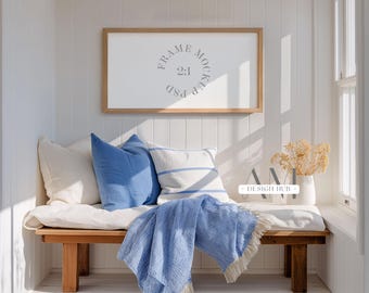 Maqueta de marco panorámico sobre pared blanca, marco de póster horizontal 2:1 sobre pared en un patio costero luminoso, maqueta de escena de verano para obra de arte imprimible