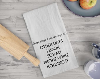 Strofinaccio da cucina divertente con testo minimalista "Cerco il mio telefono mentre lo tengo in mano" / Design minimalista