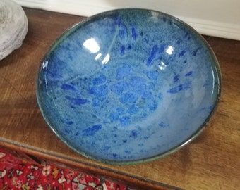 Saladier bowl plat bleu lagon réalisé au tour en grès de St Amand pièce unique