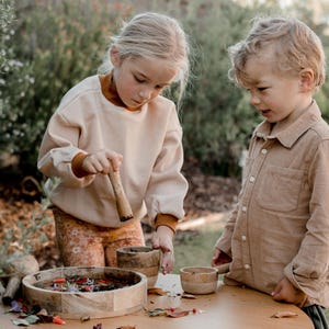 Montessori-set met sensorisch dienblad | Trechter van mangohout, vijzel en stamper, schep | Fijne motoriek | 3+