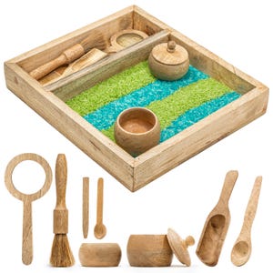 Peut inclure: Plateau en bois avec un tapis vert et bleu à l'intérieur. Le plateau est livré avec une variété d'outils en bois, dont une brosse, une pelle, une cuillère et un petit bol.