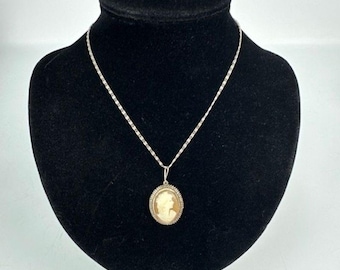 Beautiful Vintage 800 Silver Carved Mother  Of Pearl Cameo Set