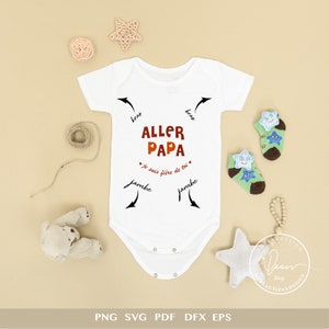 Puede incluir: Un body blanco para bebé con texto negro que dice "Aller Papa" y "Je suis fiere de toi" con flechas que apuntan a los brazos y las piernas.
