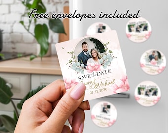 Può includere: Magneti "Save the Date" con un design floreale rosa e una foto di una coppia. Il magnete dice "Save the Date Laura & Michael 07.12.2026".