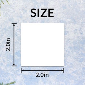 K&ouml;nnte beinhalten: Ein wei&szlig;er quadratischer Aufkleber mit dem Wort "SIZE" in schwarzer Schrift oben. Der Aufkleber misst 5,1 cm x 5,1 cm.