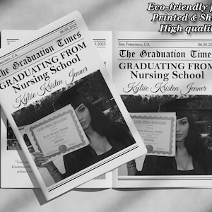 K&ouml;nnte beinhalten: Schwarz-wei&szlig;es Zeitungs-Graduation-Announcement mit der &Uuml;berschrift "The Graduation Times" und dem Text "Graduating from Nursing School" mit dem Namen "Kylie Kristen Jenner" darunter. Die Ank&uuml;ndigung zeigt ein Schwarz-Wei&szlig;-Foto einer Frau in einer Kappe und Robe, die ein Diplom h&auml;lt.