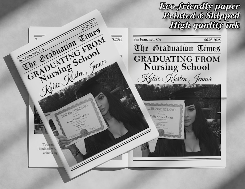 K&ouml;nnte beinhalten: Schwarz-wei&szlig;es Zeitungs-Graduation-Announcement mit der &Uuml;berschrift "The Graduation Times" und dem Text "Graduating from Nursing School" mit dem Namen "Kylie Kristen Jenner" darunter. Die Ank&uuml;ndigung zeigt ein Schwarz-Wei&szlig;-Foto einer Frau in einer Kappe und Robe, die ein Diplom h&auml;lt.