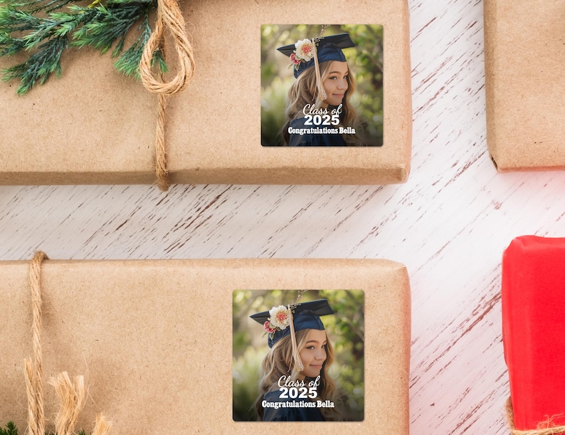 K&ouml;nnte beinhalten: Ein Graduation-Geschenk-Etikett mit einem Foto einer jungen Frau, die eine Graduation-Kappe und -Kleidung tr&auml;gt. Das Etikett tr&auml;gt den Text "Class of 2025 Congratulations Bella".