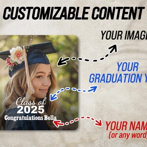 K&ouml;nnte beinhalten: Eine Vorlage f&uuml;r ein Abschlussfoto mit einem anpassbaren Bild, Namen und Abschlussjahr. Die Vorlage hat einen schwarzen Hintergrund mit wei&szlig;em Text, der "Klasse von 2025" und "Herzlichen Gl&uuml;ckwunsch Bella" lautet.