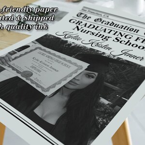 K&ouml;nnte beinhalten: Schwarzwei&szlig;es Zeitungsdesign f&uuml;r eine Graduation-Ank&uuml;ndigung mit einem Foto einer Frau in Kappe und Robe, die ein Diplom h&auml;lt. Der Text lautet "The Graduation Time GRADUATING FROM Nursing School Kylie Kristen Jenner".